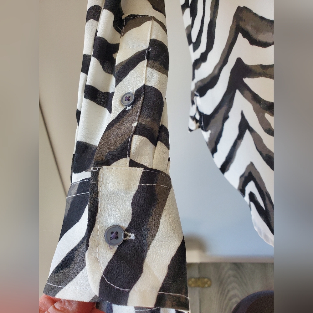 Banana republic zebra print blouse. Size small. - Picture 4 of 9